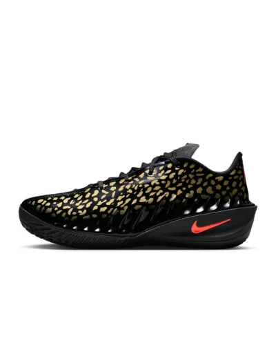 Nike Air Zoom GT Cut 4 Victor Wembanyama Gold Panther nízke basketbalové tenisky zlaté — produktová fotografia na bielom pozadí, bočný pohľad