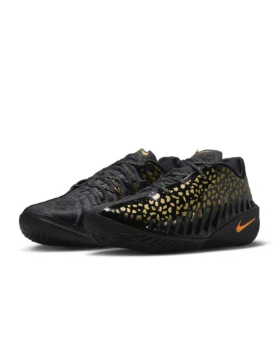 Nike Air Zoom GT Cut 4 Victor Wembanyama Gold Panther nízke basketbalové tenisky zlaté — produktová fotografia na bielom pozadí, bočný pohľad