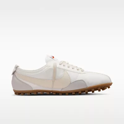 Nike Moon Shoe White Soft Pearl Gum dámske nízke streetové tenisky biele — produktová fotografia na bielom pozadí, bočný pohľad