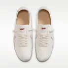 Nike Moon Shoe White Soft Pearl Gum dámske nízke streetové tenisky biele — produktová fotografia na bielom pozadí, bočný pohľad