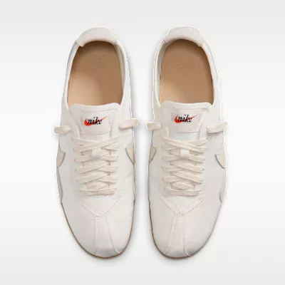 Nike Moon Shoe White Soft Pearl Gum dámske nízke streetové tenisky biele — produktová fotografia na bielom pozadí, bočný pohľad