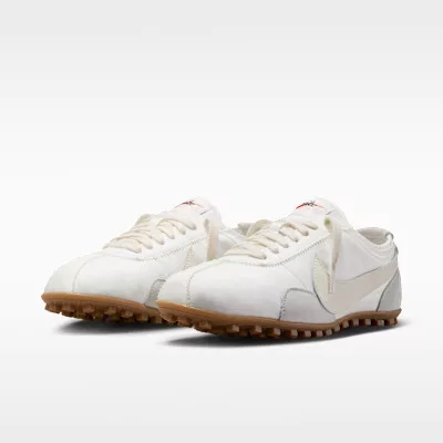 Nike Moon Shoe White Soft Pearl Gum dámske nízke streetové tenisky biele — produktová fotografia na bielom pozadí, bočný pohľad