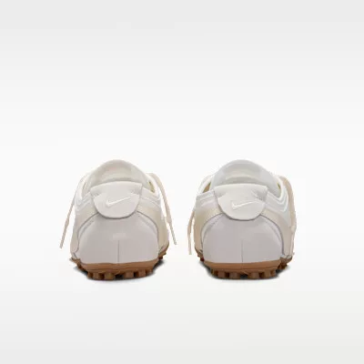 Nike Moon Shoe White Soft Pearl Gum dámske nízke streetové tenisky biele — produktová fotografia na bielom pozadí, bočný pohľad