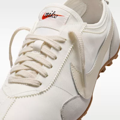 Nike Moon Shoe White Soft Pearl Gum dámske nízke streetové tenisky biele — produktová fotografia na bielom pozadí, bočný pohľad