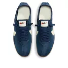Nike Moon Shoe Midnight Navy Gum dámske nízke streetové tenisky tmavomodré — produktová fotografia na bielom pozadí, bočný pohľad