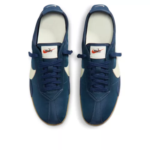 Nike Moon Shoe Midnight Navy Gum dámske nízke streetové tenisky tmavomodré — produktová fotografia na bielom pozadí, bočný pohľad