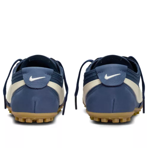 Nike Moon Shoe Midnight Navy Gum dámske nízke streetové tenisky tmavomodré — produktová fotografia na bielom pozadí, bočný pohľad