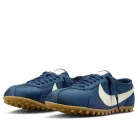 Nike Moon Shoe Midnight Navy Gum dámske nízke streetové tenisky tmavomodré — produktová fotografia na bielom pozadí, bočný pohľad