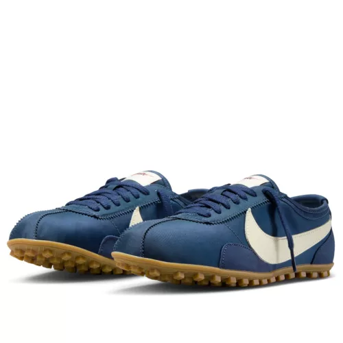 Nike Moon Shoe Midnight Navy Gum dámske nízke streetové tenisky tmavomodré — produktová fotografia na bielom pozadí, bočný pohľad