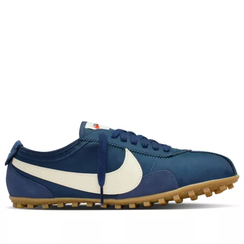 Nike Moon Shoe Midnight Navy Gum dámske nízke streetové tenisky tmavomodré — produktová fotografia na bielom pozadí, bočný pohľad