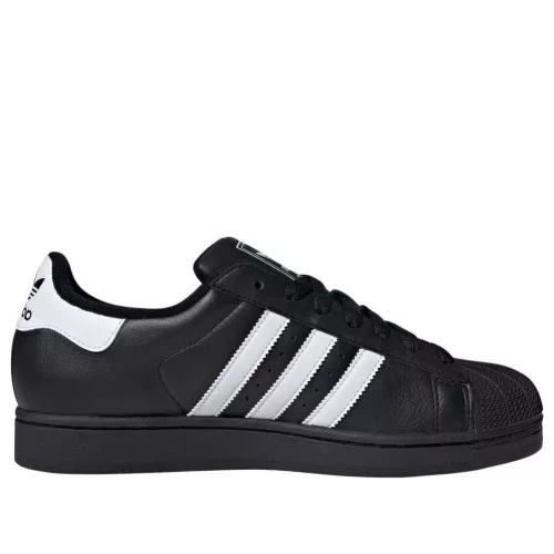 adidas Superstar 2 Core Black Cloud White nízke streetové tenisky čierne-biele — produktová fotografia na bielom pozadí, bočný pohľad