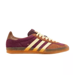 adidas Gazelle Indoor Maroon Almost Yellow nízke streetové tenisky bordové-žlté — produktová fotografia na bielom pozadí, bočný pohľad