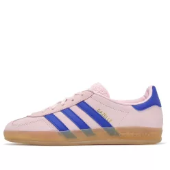 adidas Gazelle Indoor Clear Pink Lucid Blue dámske nízke streetové tenisky ružové-modré — produktová fotografia na bielom pozadí, bočný pohľad