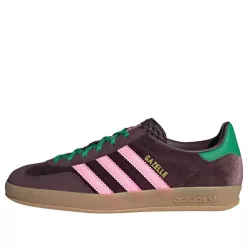 adidas Gazelle Indoor Brown Velvet dámske nízke streetové tenisky hnedé — produktová fotografia na bielom pozadí, bočný pohľad