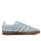 adidas Gazelle Indoor Clear Sky Off White dámske nízke streetové tenisky modré-lomené biele — produktová fotografia na bielom pozadí, bočný pohľad