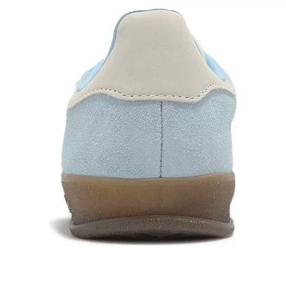 adidas Gazelle Indoor Clear Sky Off White dámske nízke streetové tenisky modré-lomené biele — produktová fotografia na bielom pozadí, bočný pohľad
