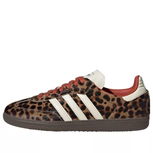adidas Samba OG Preloved Red Leopard dámske nízke streetové tenisky červené — produktová fotografia na bielom pozadí, bočný pohľad