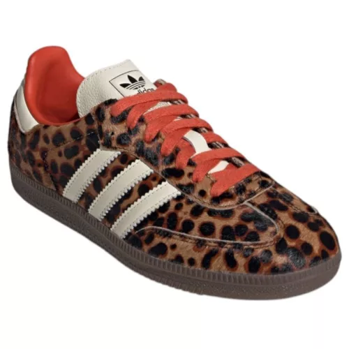 adidas Samba OG Preloved Red Leopard dámske nízke streetové tenisky červené — produktová fotografia na bielom pozadí, bočný pohľad