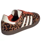 adidas Samba OG Preloved Red Leopard dámske nízke streetové tenisky červené — produktová fotografia na bielom pozadí, bočný pohľad