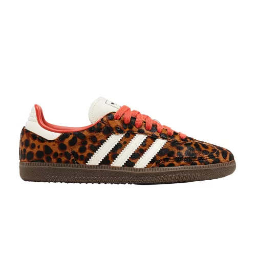 adidas Samba OG Preloved Red Leopard dámske nízke streetové tenisky červené — produktová fotografia na bielom pozadí, bočný pohľad