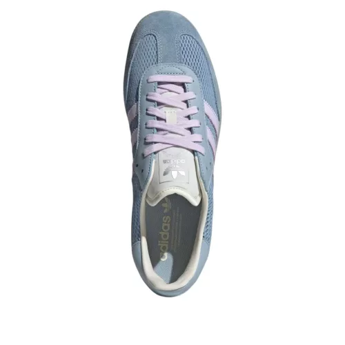 adidas Samba OG Tactile Blue Ice Lavender nízke streetové tenisky modré-levanduľové — produktová fotografia na bielom pozadí, bočný pohľad
