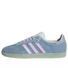 adidas Samba OG Tactile Blue Ice Lavender nízke streetové tenisky modré-levanduľové — produktová fotografia na bielom pozadí, bočný pohľad