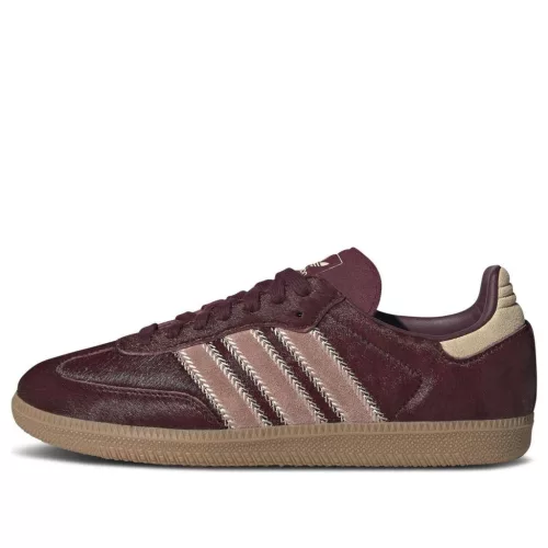 adidas Samba OG Maroon Sand Strata Pony dámske nízke streetové tenisky bordové-pieskové — produktová fotografia na bielom pozadí, bočný pohľad