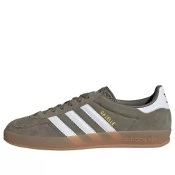 adidas Gazelle Indoor Olive Strata Cloud White Gum nízke streetové tenisky olivové-biele — produktová fotografia na bielom pozadí, bočný pohľad