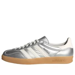 adidas Gazelle Indoor Silver Metallic Core White nízke streetové tenisky strieborné-biele — produktová fotografia na bielom pozadí, bočný pohľad