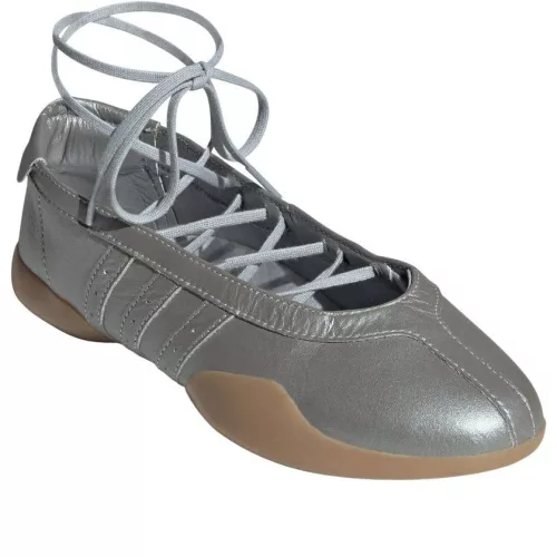 adidas Taekwondo Mei Ballet Silver Metallic Gum dámske nízke streetové tenisky strieborné — produktová fotografia na bielom pozadí, bočný pohľad
