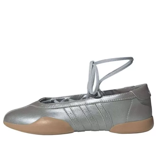 adidas Taekwondo Mei Ballet Silver Metallic Gum dámske nízke streetové tenisky strieborné — produktová fotografia na bielom pozadí, bočný pohľad
