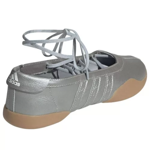 adidas Taekwondo Mei Ballet Silver Metallic Gum dámske nízke streetové tenisky strieborné — produktová fotografia na bielom pozadí, bočný pohľad