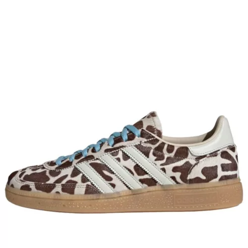 adidas Handball Spezial Cow Print Crystal Linen dámske nízke streetové tenisky slonovinové-modré — produktová fotografia na bielom pozadí, bočný pohľad