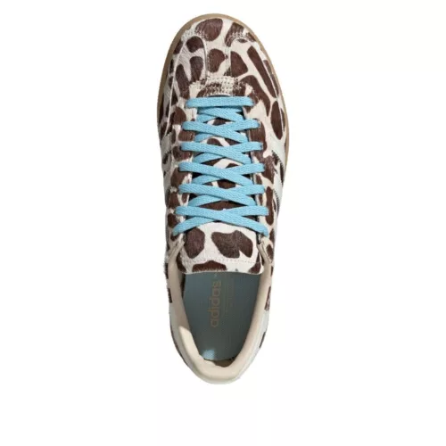 adidas Handball Spezial Cow Print Crystal Linen dámske nízke streetové tenisky slonovinové-modré — produktová fotografia na bielom pozadí, bočný pohľad