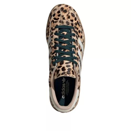 adidas Handball Spezial Leopard Magic Beige dámske nízke streetové tenisky béžové — produktová fotografia na bielom pozadí, bočný pohľad