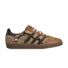 adidas Gazelle Indoor Wales Bonner Snakeskin nízke streetové tenisky — produktová fotografia na bielom pozadí, bočný pohľad