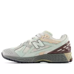 New Balance 1906D Clay Ash Licorice nízke streetové tenisky — produktová fotografia na bielom pozadí, bočný pohľad