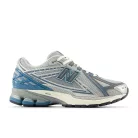 New Balance 1906R Silver Metallic Terrarium nízke streetové tenisky strieborné — produktová fotografia na bielom pozadí, bočný pohľad