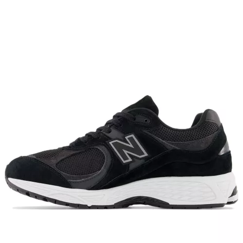 New Balance 2002R Black Gunmetal nízke streetové tenisky čierne — produktová fotografia na bielom pozadí, bočný pohľad