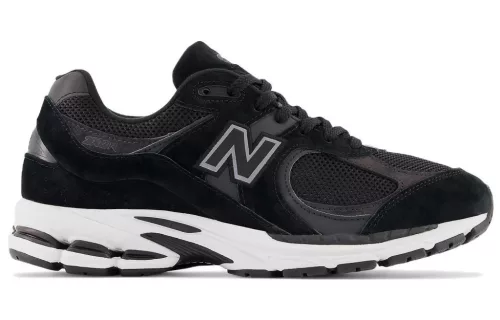 New Balance 2002R Black Gunmetal nízke streetové tenisky čierne — produktová fotografia na bielom pozadí, bočný pohľad