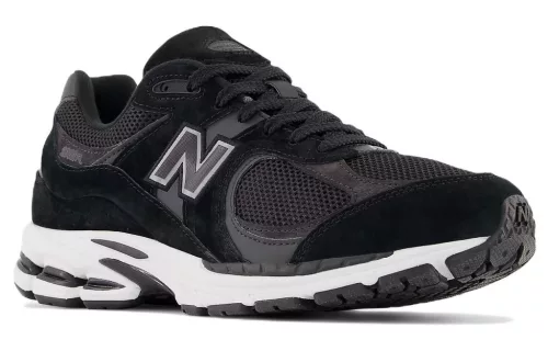 New Balance 2002R Black Gunmetal nízke streetové tenisky čierne — produktová fotografia na bielom pozadí, bočný pohľad