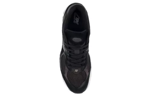 New Balance 2002R Black Gunmetal nízke streetové tenisky čierne — produktová fotografia na bielom pozadí, bočný pohľad