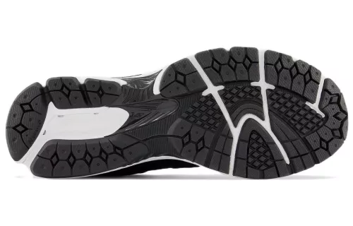 New Balance 2002R Black Gunmetal nízke streetové tenisky čierne — produktová fotografia na bielom pozadí, bočný pohľad