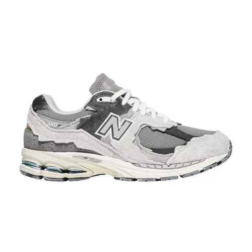 New Balance 2002R Protection Pack Rain Cloud nízke streetové tenisky — produktová fotografia na bielom pozadí, bočný pohľad