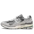 New Balance 2002R Protection Pack Rain Cloud nízke streetové tenisky — produktová fotografia na bielom pozadí, bočný pohľad
