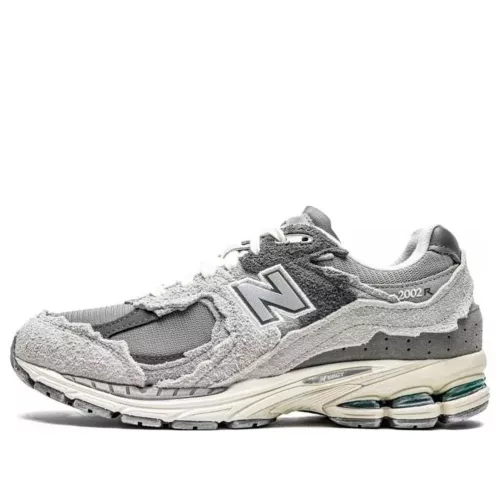 New Balance 2002R Protection Pack Rain Cloud nízke streetové tenisky — produktová fotografia na bielom pozadí, bočný pohľad