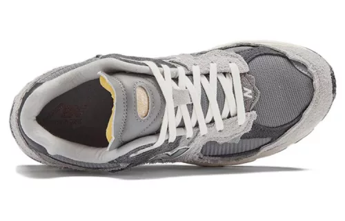 New Balance 2002R Protection Pack Rain Cloud nízke streetové tenisky — produktová fotografia na bielom pozadí, bočný pohľad