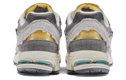 New Balance 2002R Protection Pack Rain Cloud nízke streetové tenisky — produktová fotografia na bielom pozadí, bočný pohľad