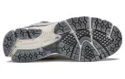 New Balance 2002R Protection Pack Rain Cloud nízke streetové tenisky — produktová fotografia na bielom pozadí, bočný pohľad