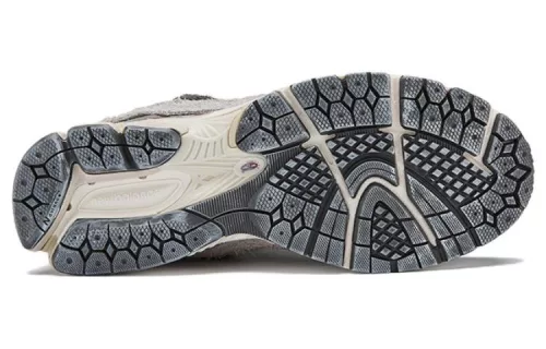 New Balance 2002R Protection Pack Rain Cloud nízke streetové tenisky — produktová fotografia na bielom pozadí, bočný pohľad